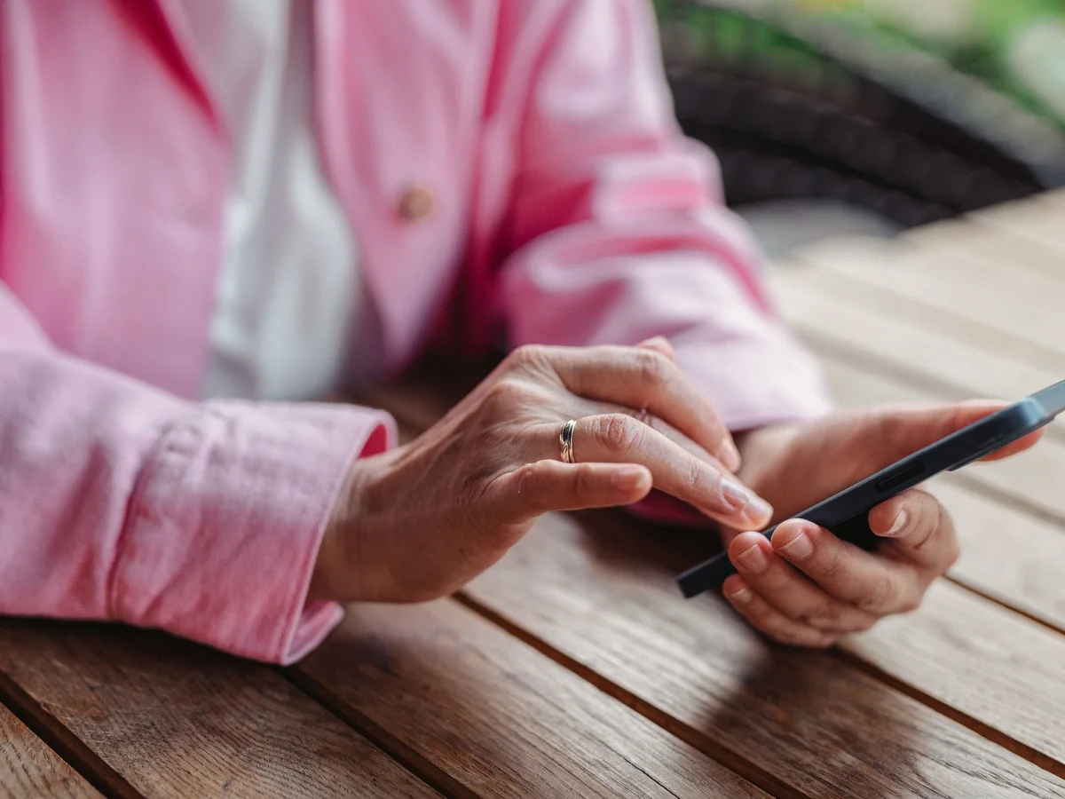 Completing an earnin cash advance request on a smartphone